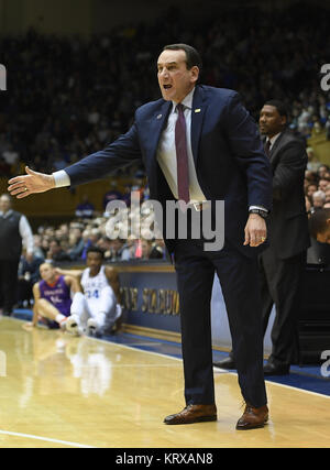 Durham, North Carolina, USA. Déc 20, 2017. MIKE KRZYZEWSKI, entraîneur en chef du duc. Le Duke Blue Devils a accueilli la pourpre à l'Aces Evansville Cameron Indoor Stadium à Durham, N.C. Credit : Fabian Radulescu/ZUMA/Alamy Fil Live News Banque D'Images