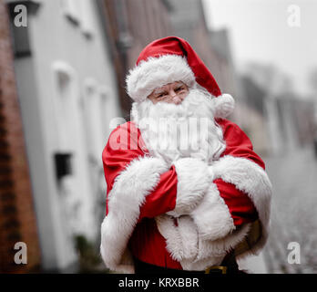 Husum, Allemagne. Déc 20, 2017. Theo Lorenzen, le seul Père Noël dans le Schleswig-Holstein, selon lui, se dresse avec le 'Code d'honneur - Sceau de qualité" dans une rue d'Husum, Allemagne, 20 décembre 2017. Photo : Markus Scholz/dpa/Alamy Live News Banque D'Images