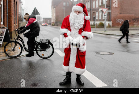 Husum, Allemagne. Déc 20, 2017. Theo Lorenzen, le seul Père Noël dans le Schleswig-Holstein, selon lui, se dresse avec le 'Code d'honneur - Sceau de qualité" dans une rue d'Husum, Allemagne, 20 décembre 2017. Photo : Markus Scholz/dpa/Alamy Live News Banque D'Images