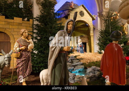 Osnabrück, Allemagne. Déc 20, 2017. Les chiffres placés dans une scène de la nativité à la Cathédrale Saint Pierre à Osnabrück, Allemagne, 20 décembre 2017. La crèche avec 46 chiffres, c'est l'un des plus grands et des plus vastes crèches de Noël de l'Osnabrueck comté. Elle a été faite entre 1919 et 1929 dans l'atelier de l'ancienne cathédrale sculpteur Jakob Holtmann. Credit : Friso Gentsch/dpa/Alamy Live News Banque D'Images