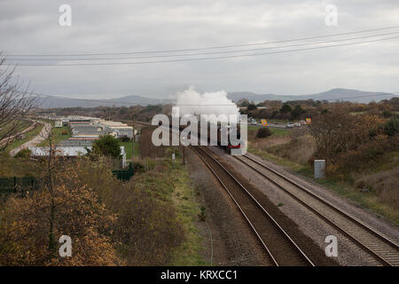 Conway, pays de Galles, Royaume-Uni. 18 Nov, 2017. LMS Stanier Jubilé 45699 Galatea voyages sur la ligne de chemin de fer du Nord du Pays de Galles.45699 Galatea a été administré par le SVR entre 1983 et 1994, arrivant sur le chemin de fer en 1987. La locomotive est restée dans l'ex-Barry condition tout au long de la propriété du SVR.45699 Galatea est un ancien résident de moteur soeur 45690 Léandre. 5699 a été construit à Crewe en avril 1936, et plus tard renuméroté 45699 par BR après la nationalisation. En août 1953 Galatea a déraillé et a renversé tout en tirant un train de voyageurs à Wilnecote[1]. La locomotive a été réparé et a continué à se Banque D'Images