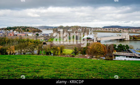 Conway, pays de Galles, Royaume-Uni. 18 Nov, 2017. LMS Stanier Jubilé 45699 Galatea voyages sur la ligne de chemin de fer du Nord du Pays de Galles par Conway Castle .45699 Galatea a été administré par le SVR entre 1983 et 1994, arrivant sur le chemin de fer en 1987. La locomotive est restée dans l'ex-Barry condition tout au long de la propriété du SVR.45699 Galatea est un ancien résident de moteur soeur 45690 Léandre. 5699 a été construit à Crewe en avril 1936, et plus tard renuméroté 45699 par BR après la nationalisation. En août 1953 Galatea a déraillé et a renversé tout en tirant un train de voyageurs à Wilnecote[1]. La locomotive a été réparé un Banque D'Images