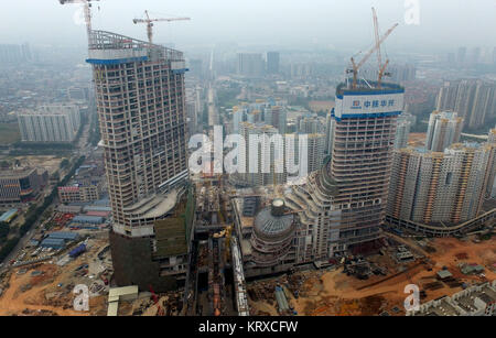 (171221) -- BEIJING, 21 décembre 2017 (Xinhua) -- photos prises le 14 décembre 2017 présente le cadre d'aménagement axé sur le transport international (TSD) dans l'Est Guangzhou salon, Province du Guangdong en Chine du sud. Le projet servira que de connexions pour l'échange de passagers dans le centre des transports, qui intègre les chemins de fer à grande vitesse, les métros et les rails en milieu urbain. De Guangdong à Hong Kong et Macao, les gens peuvent travailler dans une ville et de dormir dans un autre ? Avec l'aide de l'infrastructure de la connectivité, il devient possible d'établir un 'Cercle' d'une heure dans la région de la Baie plus près de f Banque D'Images