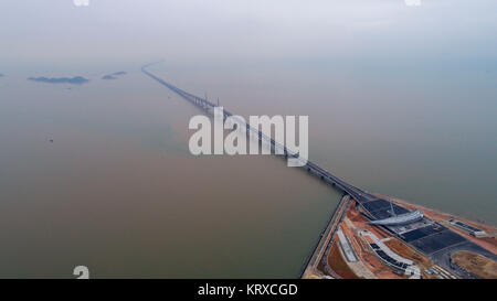 (171221) -- BEIJING, 21 décembre 2017 (Xinhua) -- photos prises le 13 décembre 2017 affiche le projet de pont Hong Kong-Zhuhai-Macao en construction à Macao, Chine du sud. De Guangdong à Hong Kong et Macao, les gens peuvent travailler dans une ville et de dormir dans un autre ? Avec l'aide de l'infrastructure de la connectivité, il devient possible d'établir un 'Cercle' d'une heure dans la région de la Baie plus dans un proche avenir. L'Guangdong-Hong Kong-Macao une plus grande région de la baie, en tant que ville de bord de l'ensemble de la population de 66 millions de dollars dans le sud de la Chine, Hong Kong, Macao englobe et neuf villes dans le Guangdong Prov Banque D'Images