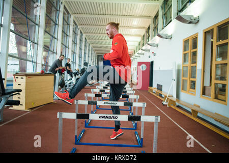 Berlin, Allemagne. 28 Nov, 2017. Sélect - Le lanceur de disque Harting Christoph entraîne au Centre d'entraînement olympique à Berlin, Allemagne, 28 novembre 2017. Christoph Harting est un personnage controversé, il est considéré comme un anti-héros pour beaucoup. Il a les bords et polarise. Credit : Gregor Fischer/dpa/Alamy Live News Banque D'Images