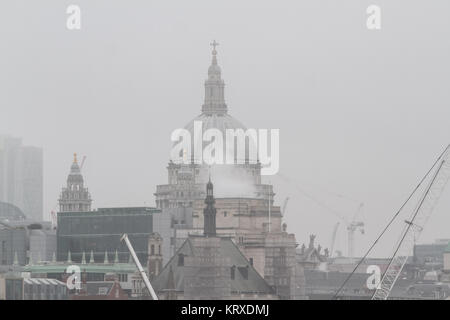 London UK. 21 décembre 2017. L'horizon de la ville de London financial district et les bâtiments sont enveloppées dans un épais brouillard matinal Crédit : amer ghazzal/Alamy Live News Banque D'Images