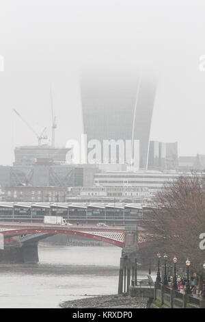 London UK. 21 décembre 2017. L'horizon de la ville de London financial district et les bâtiments sont enveloppées dans un épais brouillard matinal Crédit : amer ghazzal/Alamy Live News Banque D'Images