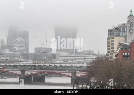 London UK. 21 décembre 2017. L'horizon de la ville de London financial district et les bâtiments sont enveloppées dans un épais brouillard matinal Crédit : amer ghazzal/Alamy Live News Banque D'Images