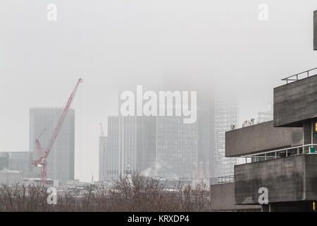 London UK. 21 décembre 2017. L'horizon de la ville de London financial district et les bâtiments sont enveloppées dans un épais brouillard matinal Crédit : amer ghazzal/Alamy Live News Banque D'Images