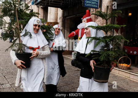 Jérusalem, Israël. 21 Décembre, 2017. Ramassage des arbres de Noël religieuses près de la vieille ville de Jérusalem Porte de Jaffa. La municipalité de Jérusalem et le Fonds National Juif cultivé spécialement distribués cyprès de l'Arizona les arbres de Noël à la population chrétienne à la porte de Jaffa. Credit : Alon Nir/Alamy Live News Banque D'Images