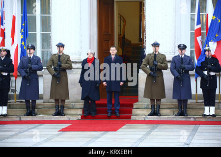 Varsovie, Pologne. Dec 21, 2017. Pologne, Varsovie, 21 Décembre 2017 : Premier Ministre du Royaume-Uni Theresa peut arrivé pour visite officielle à l'espace le Premier ministre polonais, Mateusz Morawiecki à Varsovie. Credit : Jake Ratz/Alamy Live News Banque D'Images