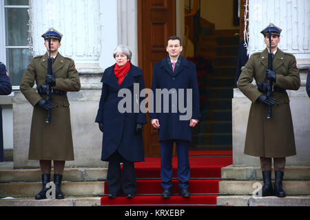 Varsovie, Pologne. Dec 21, 2017. Pologne, Varsovie, 21 Décembre 2017 : Premier Ministre du Royaume-Uni Theresa peut arrivé pour visite officielle à l'espace le Premier ministre polonais, Mateusz Morawiecki à Varsovie. Credit : Jake Ratz/Alamy Live News Banque D'Images