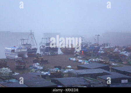 Hastings, East Sussex, UK. Dec 21, 2017. Au lever du soleil le jour le plus court des bateaux de pêche Hastings enveloppé dans un épais brouillard Banque D'Images