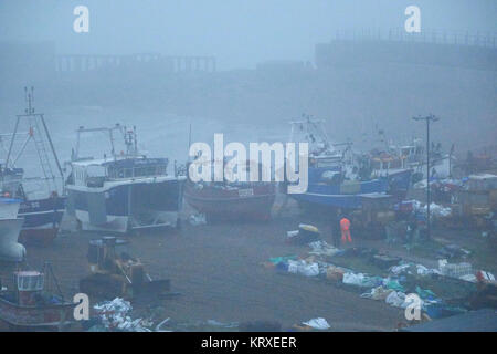 Hastings, East Sussex, UK. Dec 21, 2017. Au lever du soleil le jour le plus court des bateaux de pêche Hastings enveloppé dans un épais brouillard Banque D'Images