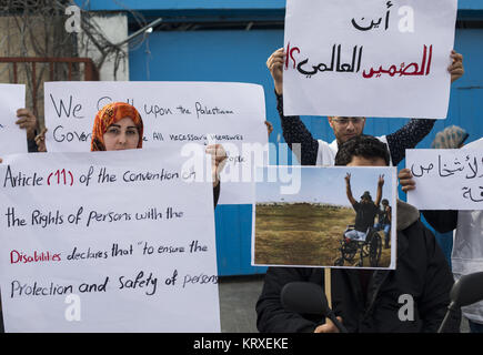 La ville de Gaza, la bande de Gaza, en Palestine. Dec 21, 2017. Des manifestants palestiniens prendre part au cours d'une manifestation contre le président américain Donald Trump a décidé de reconnaître Jérusalem comme capitale d'Israël, dans la ville de Gaza le 21 décembre 2017. Credit : Mahmoud Issa/Quds Net News Wire/ZUMA/Alamy Live News Banque D'Images