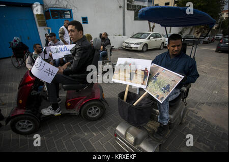 La ville de Gaza, la bande de Gaza, en Palestine. Dec 21, 2017. Des manifestants palestiniens prendre part au cours d'une manifestation contre le président américain Donald Trump a décidé de reconnaître Jérusalem comme capitale d'Israël, dans la ville de Gaza le 21 décembre 2017. Credit : Mahmoud Issa/Quds Net News Wire/ZUMA/Alamy Live News Banque D'Images