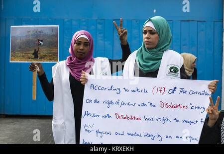 La ville de Gaza, la bande de Gaza, en Palestine. Dec 21, 2017. Des manifestants palestiniens prendre part au cours d'une manifestation contre le président américain Donald Trump a décidé de reconnaître Jérusalem comme capitale d'Israël, dans la ville de Gaza le 21 décembre 2017. Credit : Mahmoud Issa/Quds Net News Wire/ZUMA/Alamy Live News Banque D'Images