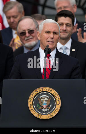 United States Vice-président Mike Pence parle sur la pelouse Sud de la Maison blanche, entouré par le président des États-Unis, M. Donald J. Trump et membres républicains du Congrès après le Congrès des États-Unis a adopté la loi de réforme de l'impôt républicain parrainé, le 'Réductions d'impôt et de la Loi sur l'emploi, à Washington, DC, le 20 décembre 2017. Crédit : Alex Edelman/CNP /MediaPunch Banque D'Images