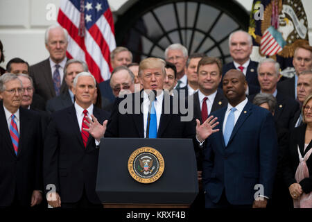 Le Président des Etats-Unis, Donald J. Trump parle sur la pelouse Sud de la Maison blanche entourée de United States Vice-président Mike Pence et les membres du Congrès républicain après le Congrès des États-Unis a adopté la loi de réforme de l'impôt républicain parrainé, le 'Réductions d'impôt et de la Loi sur l'emploi, à Washington, DC, le 20 décembre 2017. Crédit : Alex Edelman/CNP /MediaPunch Banque D'Images