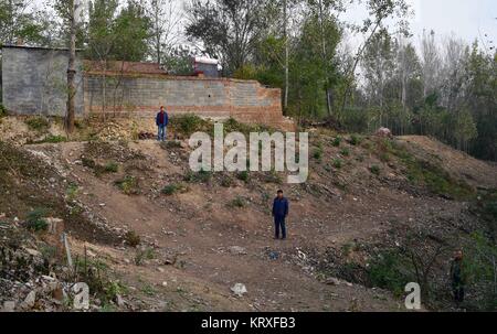 (171221) -- ZHENGZHOU, 21 décembre 2017 (Xinhua) -- Photo prise le 1 novembre 2017 montre une installation de contrôle d'inondation construit par les villageois au Village de Wanghei Sunkou Taiqian County, ville située dans la province du Henan en Chine centrale. À partir de la fin de 2014, le gouvernement provincial du Henan a organisé un projet pilote de lutte contre la pauvreté La pauvreté à déménager 14 villages le long du fleuve Jaune à partir de la zone inondable de nouvelles colonies, tout en encourageant les villageois réinstallés à développer l'agriculture de l'industrie et du tourisme pour augmenter leur revenu. En août dernier, le projet a été officiellement approuvé par l'élaboration nationale de la Chine Banque D'Images