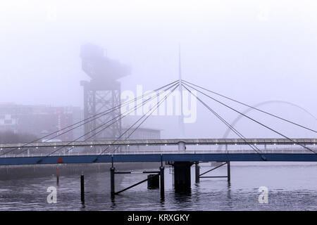 Glasgow, Ecosse, Royaume-Uni. Dec 21, 2017. Le jour le plus court de l'année, les températures dans la région de Glasgow est tombé à zéro, causant de lourds du brouillard givrant en particulier sur la rivière Clyde à Pacific Quay et cloches Bridge et effacer la visibilité était réduite à quelques centaines de mètres Crédit : Findlay/Alamy Live News Banque D'Images