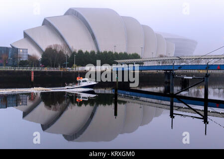 Glasgow, Ecosse, Royaume-Uni. Dec 21, 2017. Le jour le plus court de l'année, les températures dans la région de Glasgow est tombé à zéro, causant de lourds du brouillard givrant en particulier sur la rivière Clyde à Pacific Quay et cloches Bridge et effacer la visibilité était réduite à quelques centaines de mètres Crédit : Findlay/Alamy Live News Banque D'Images