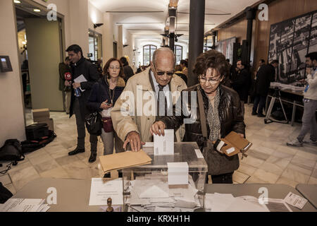 21 Décembre, 2017 - Barcelone, Catalogne, Espagne - un couple de mettre leur bulletin de vote dans l'urne durant le jour de l'élection régionale catalane. (Crédit Image : © Celestino Arce via Zuma sur le fil) Banque D'Images