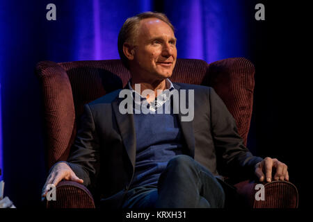 Harrogate, North Yorkshire, UK. 9 octobre, 2017. Auteur Dan Brown fait son apparition publique au Royaume-Uni seulement à la Harrogate Festival Theatre de parler de nouvelles origines hid livre Crédit : Charlotte Graham/ZUMA/Alamy Fil Live News Banque D'Images