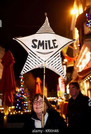 Brighton, UK. Dec 21, 2017. Des milliers participent à la gravure annuelle les horloges procession dans les rues de Brighton pour célébrer le solstice d'hiver . Burning the Clocks est une activité communautaire qui s'est tenue le 21 décembre créé par Same Sky arts group pour marquer le jour le plus court de l'année. Les gens prendre leurs propres lanternes de papier et de saule qu'ils défilent dans la ville avant d'être mis sur un feu de joie sur la plage. Crédit : Simon Dack/Alamy Live News Banque D'Images