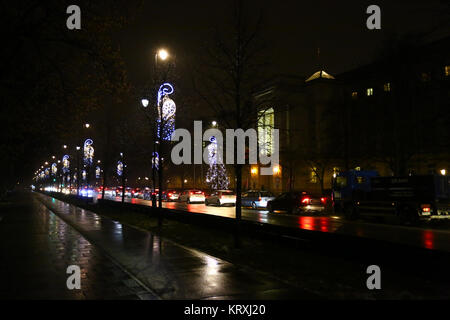 Pologne, Varsovie, 21 Décembre 2017 : la fonte de neige et de temps de pluie dans le parc Lazienki. Palais Lazienki est couvert avec éclairage. rose ©Madeleine Ratz/Alamy Live News Banque D'Images