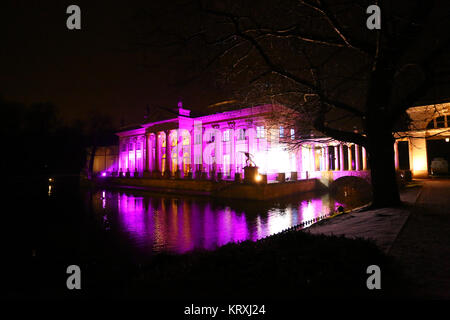 Pologne, Varsovie, 21 Décembre 2017 : la fonte de neige et de temps de pluie dans le parc Lazienki. Palais Lazienki est couvert avec éclairage. rose ©Madeleine Ratz/Alamy Live News Banque D'Images