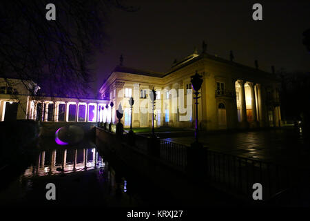 Pologne, Varsovie, 21 Décembre 2017 : la fonte de neige et de temps de pluie dans le parc Lazienki. Palais Lazienki est couvert avec éclairage. rose ©Madeleine Ratz/Alamy Live News Banque D'Images