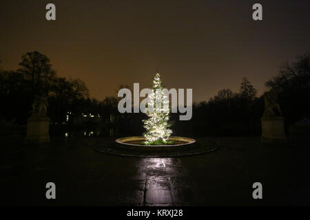 Pologne, Varsovie, 21 Décembre 2017 : la fonte de neige et de temps de pluie dans le parc Lazienki. Palais Lazienki est couvert avec éclairage. rose ©Madeleine Ratz/Alamy Live News Banque D'Images