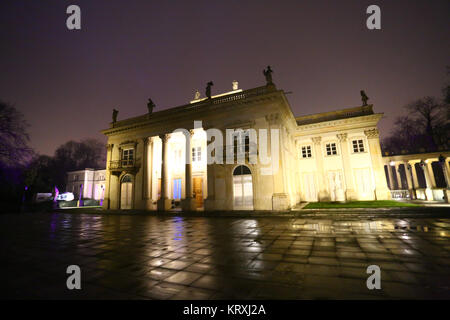 Pologne, Varsovie, 21 Décembre 2017 : la fonte de neige et de temps de pluie dans le parc Lazienki. Palais Lazienki est couvert avec éclairage. rose ©Madeleine Ratz/Alamy Live News Banque D'Images