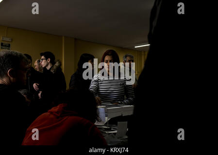 Barcelone, Espagne. Dec 21, 2017. Une femme vu son casting voter au bureau de vote de l'élection régionale de la Catalogne.Catalan a commencé aujourd'hui à élire un nouveau gouvernement régional, avec deux choix, à devenir un pro-indépendance ou parties de maintenir la région dans une partie de l'Espagne. Credit : SOPA/ZUMA/Alamy Fil Live News Banque D'Images