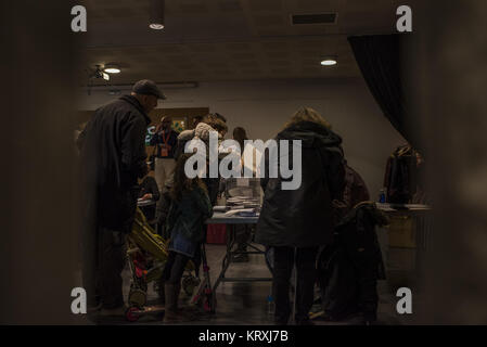 Barcelone, Espagne. Dec 21, 2017. Les gens vu leur droit de vote dans un bureau de scrutin pour l'élection régionale de la Catalogne.Catalan a commencé aujourd'hui à élire un nouveau gouvernement régional, avec deux choix, à devenir un pro-indépendance ou parties de maintenir la région dans une partie de l'Espagne. Credit : SOPA/ZUMA/Alamy Fil Live News Banque D'Images