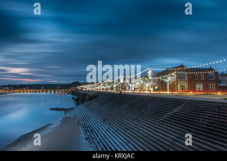 Bideford, Devon, UK. Dec 21, 2017. Les lumières de Noël illuminent le quai à Bideford au coucher du soleil après un temps couvert mais doux dans le nord du Devon. Credit : Terry Mathews/Alamy Live News Banque D'Images