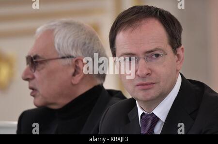 Moscou, Russie. Dec 21, 2017. La ministre de la culture russe Vladimir Medinsky, droite, et directeur général de Mosfilm Karen Shakhnazarov préoccupation Cinéma, gauche, lors d'une réunion du Conseil pour la culture et l'Art au Kremlin le 21 décembre 2017 à Moscou, Russie. Credit : Planetpix/Alamy Live News Banque D'Images