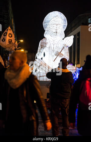 Brighton, Angleterre, Royaume-Uni. Dec 21, 2017. Brighton, East Sussex. 21 décembre 2017. La gravure des horloges parade. La manifestation, organisée par l'organisation des arts communautaires même ciel, marque le jour le plus court de l'année, le solstice d'hiver. Le défilé, avec des centaines de participants chaque avec lanternes illuminées, passe à travers les rues du centre de Brighton et se termine par un incendie sur le front. Credit : Francesca Moore/Alamy Live News Banque D'Images