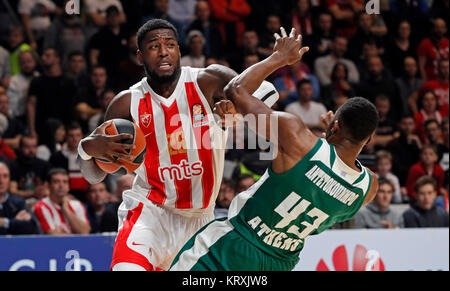 Belgrade. Dec 21, 2017. Mathias Lessort du stade Crvena Zvezda (L) rivalise avec Panathinaikos' Thanasis Antetokounmpo pendant la ronde 14 Euroligue de basket-ball match entre Stade Crvena Zvezda et Panathinaikos à Belgrade, Serbie le 21 décembre 2017. Panathinaikos a gagné 69-63. Credit : Predrag Milosavljevic/Xinhua/Alamy Live News Banque D'Images