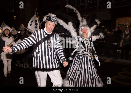 Brighton, Royaume-Uni. 21 décembre 2017. Brûler l'horloge célébrant le jour de la plus courte lumière du jour, le solstice d'hiver. Une procession de lanternes, de grandes marionnettes et de danseurs à travers le centre-ville de Brighton se terminant sur Brighton Beach où une horloge cérémonielle est brûlée et les personnes qui sont mortes pendant 2017 sont rappelées. 21 décembre 2017. Crédit : David Smith/Alay Live News Banque D'Images