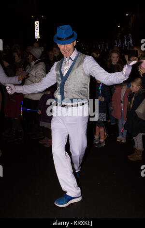 Brighton, Royaume-Uni. 21 décembre 2017. Brûler l'horloge célébrant le jour de la plus courte lumière du jour, le solstice d'hiver. Une procession de lanternes, de grandes marionnettes et de danseurs à travers le centre-ville de Brighton se terminant sur Brighton Beach où une horloge cérémonielle est brûlée et les personnes qui sont mortes pendant 2017 sont rappelées. 21 décembre 2017. Crédit : David Smith/Alay Live News Banque D'Images