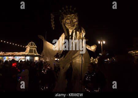 Brighton, Royaume-Uni. 21 décembre 2017. Brûler l'horloge célébrant le jour de la plus courte lumière du jour, le solstice d'hiver. Une procession de lanternes, de grandes marionnettes et de danseurs à travers le centre-ville de Brighton se terminant sur Brighton Beach où une horloge cérémonielle est brûlée et les personnes qui sont mortes pendant 2017 sont rappelées. 21 décembre 2017. Crédit : David Smith/Alay Live News Banque D'Images