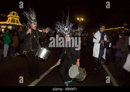 Brighton, Royaume-Uni. 21 décembre 2017. Brûler l'horloge célébrant le jour de la plus courte lumière du jour, le solstice d'hiver. Une procession de lanternes, de grandes marionnettes et de danseurs à travers le centre-ville de Brighton se terminant sur Brighton Beach où une horloge cérémonielle est brûlée et les personnes qui sont mortes pendant 2017 sont rappelées. 21 décembre 2017. Crédit : David Smith/Alay Live News Banque D'Images