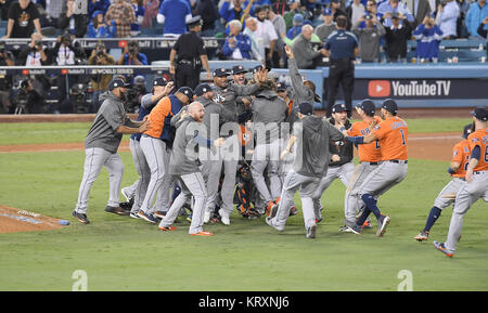 Los Angeles, Californie, USA. 1er novembre 2017. L'équipe de MLB Astros groupe : Astros de Houston joueurs célébrer après avoir remporté le Match 7 de la Série mondiale contre les Dodgers de Los Angeles au Dodger Stadium à Los Angeles, Californie, États-Unis . Credit : AFLO/Alamy Live News Banque D'Images