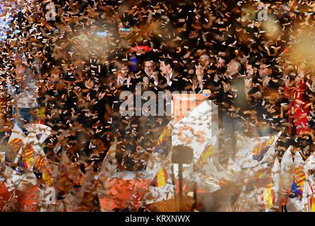 Barcelone, Espagne. Dec 21, 2017. Les membres du parti Ciudadanos célébrer avec partisans après le résultat des élections est venu à Barcelone, Espagne, 21 décembre 2017. Les pro-parti catalan unité Ciudadanos (Cs) a remporté le plus de voix avec 25 pour cent dans l'élection régionale jeudi, avec 99,5 pour cent de votes comptés. (Xinhua/Guo Qiuda) (zjy) Banque D'Images