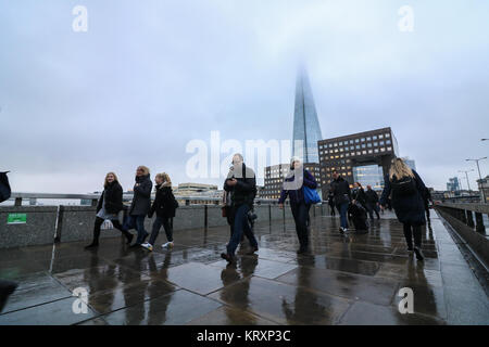 Londres, Royaume-Uni. Dec 22, 2017. Les navetteurs matin sur le pont de Londres d'aller travailler dans la ville de Londres sur l'image comme la plupart des gens ont déjà quitté pour leurs vacances de Noël locations Crédit : amer ghazzal/Alamy Live News Banque D'Images