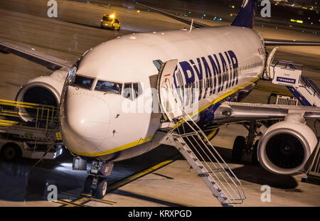 Francfort, Allemagne. Dec 22, 2017. Francfort, Allemagne. Dec 21, 2017. Un avion de la compagnie aérienne Ryanair debout à l'aéroport de Barcelone, Espagne, dirigé à l'aéroport de Francfort à Francfort sur le Main, Allemagne, 21 décembre 2017. L'Union européenne 'Vereinigung Cockpit (VC) a appelé tous les pilotes employés de façon permanente par Ryanair pour frapper leurs bases allemand à partir de 5:00 à 9:00 AM. Photo : Frank Rumpenhorst/dpa dpa : Crédit photo alliance/Alamy Live News Crédit : afp photo alliance/Alamy Live News Banque D'Images