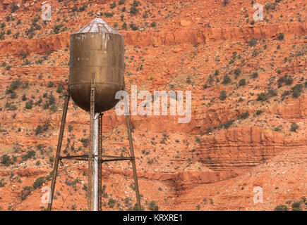 Couleur cuivre de l'eau utilitaire rustique Tour Red Rock Mountain Background Banque D'Images