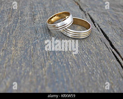 Les anneaux de mariage et de mariage Banque D'Images
